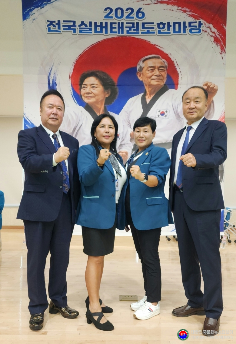 기사 2026.07.04.(토) 1-17  사진 17_대한민국실버태권도협회 김경미 회장_최지숙 부회장_동두천태권도협회 이영선 회장, 신한대학교 체육대학 최명수  초대학장과 함께 기념 촬영._경기도 동두천시 반다비체육센터  _151438.jpg