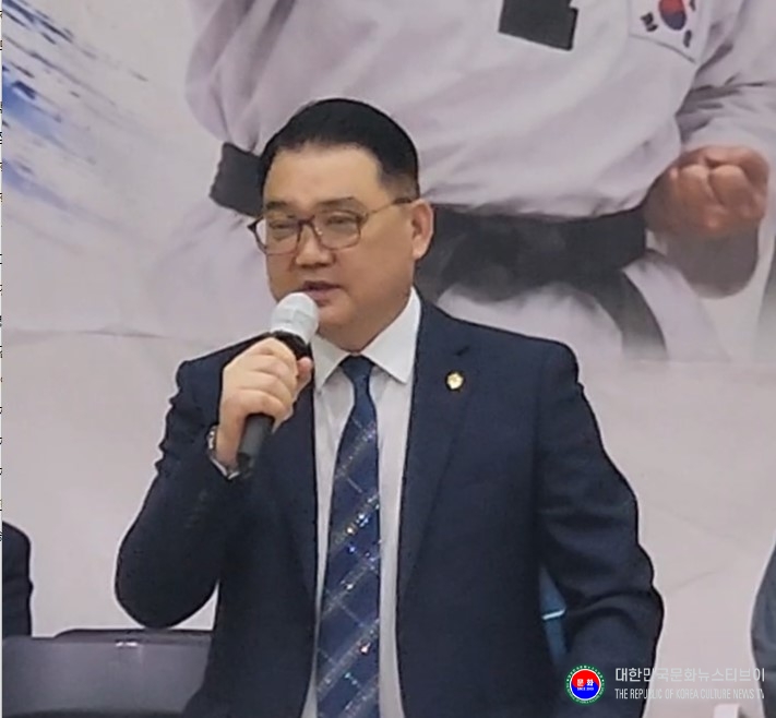 기사 2026.07.04.(토) 1-8  사진 8_2026 전국실버태권도한마당 개회식 김평 경기도태권도협회 회장 축사 경기도 동두천시 반다비체육센터 .jpg