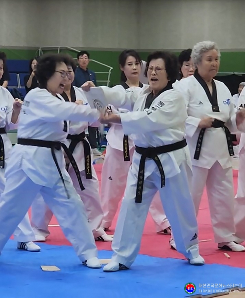 기사 2026.07.04.(토) 1-15  사진 15_2026 전국실버태권도한마당 개회식 후 동두천실버태권도시범단이 시범을 하고 있다._경기도 동두천시 반다비체육센터 .jpg