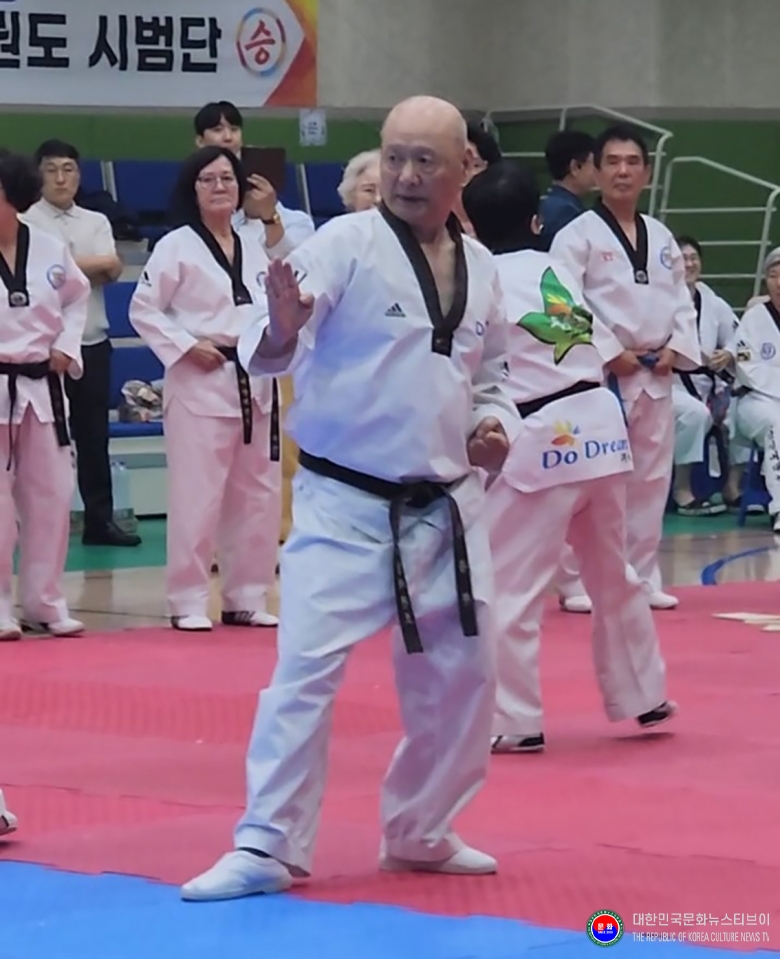 기사 2026.07.04.(토) 1-18  사진 18  2026 전국실버태권도한마당 참가한 선수가 품새 시연하고 있다_경기도 동두천시 반다비체육센터 .jpg