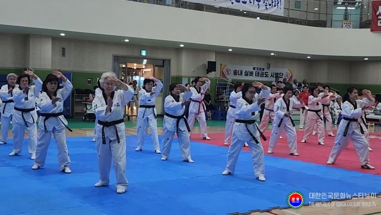 기사 2026.07.04.(토) 1-13  사진 13_2026 전국실버태권도한마당 개회식 후 동두천실버태권도시범단이 시범을 하고 있다._경기도 동두천시 반다비체육센터 .jpg
