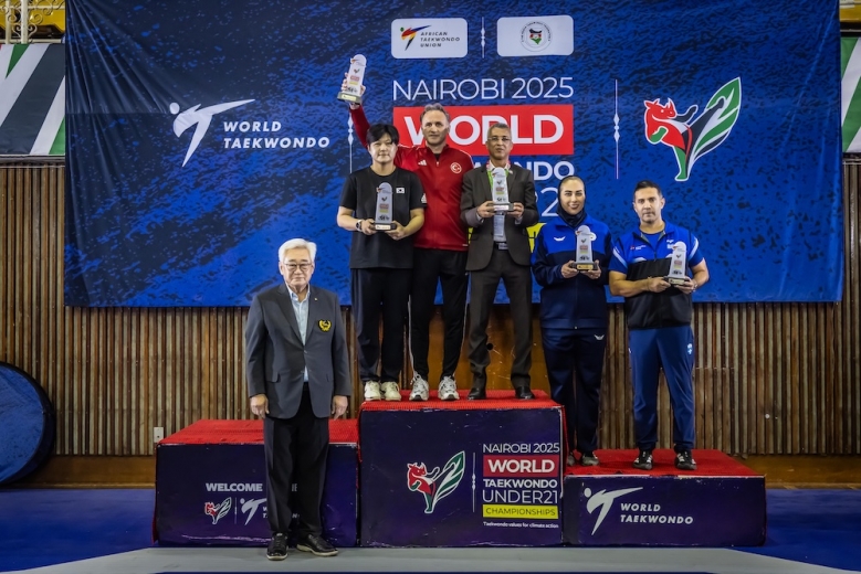 기사 2025.12.08.(월) 3-4 사진 4 여자 2위 한국팀(왼쪽).jpeg