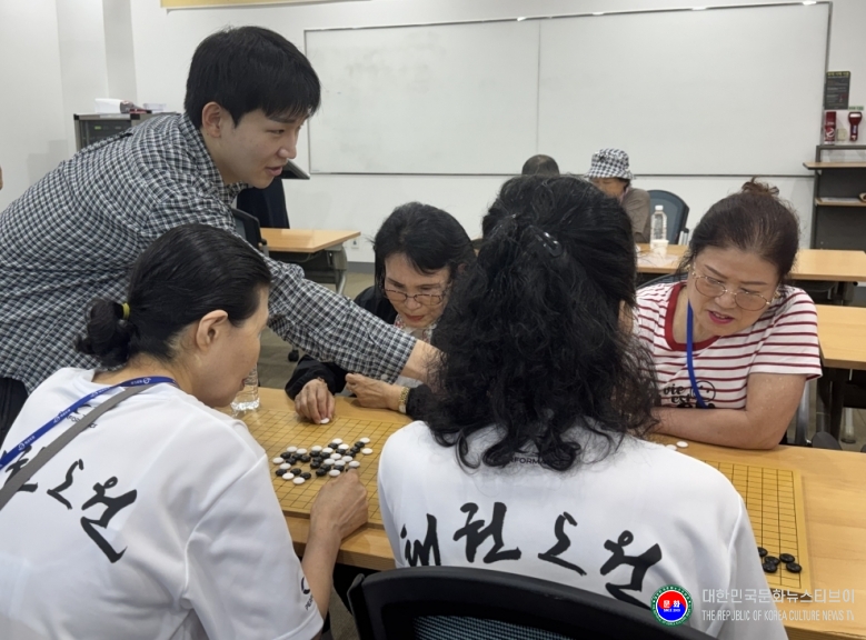 기사 2026.07.09.(목) 1-3 사진 3. 체험으로 배우는 즐거운 바둑교실에서 김영도 기사의 지도로 바둑 기본 규칙과 대국을 체험하고 있다.(장소 태권도원 강의실).jpg