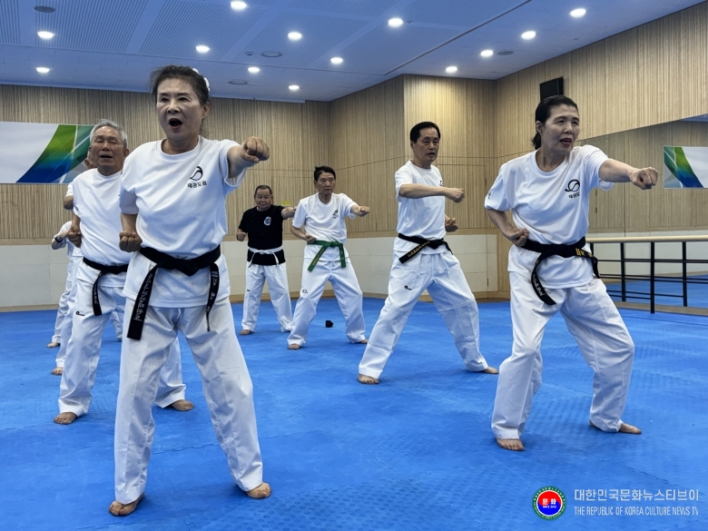 기사 2026.07.09.(목) 1-1 사진 1. 태권도원을 찾은 광주광역시 실버태권도연합회 회원들이 태권도 수련을 하고 있다(장소 태권도원 대수련실).jpg