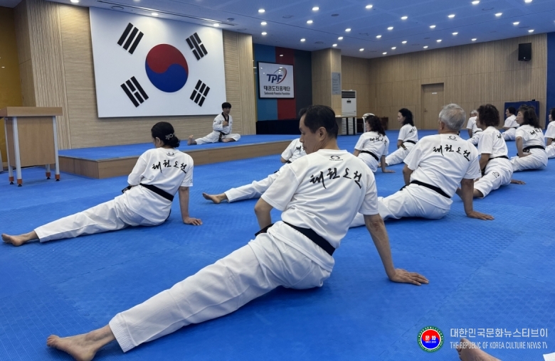 기사 2026.07.09.(목) 1-2 사진 2  태권도원을 찾은 광주광역시 실버태권도연합회 회원들이 태권도 수련에 앞서 준비운동을 하고 있다(장소 태권도원 대수련실).jpg