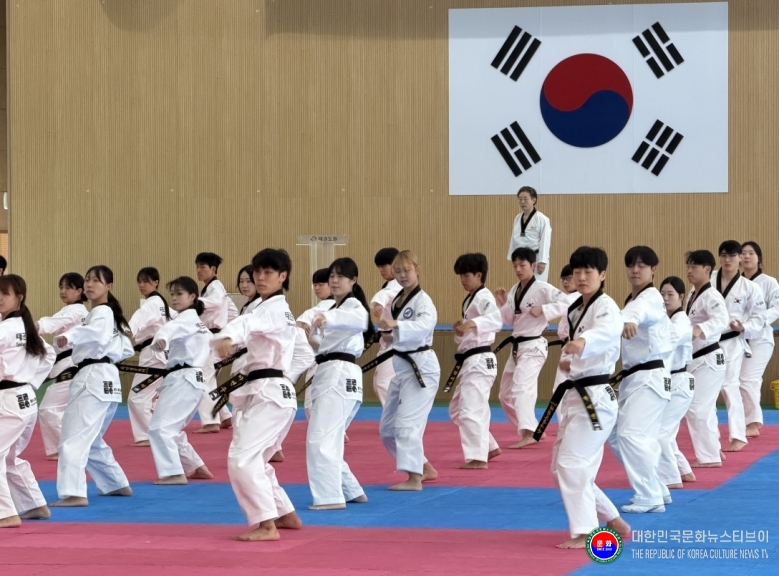 기사 2026.07.10.(금) 1-2 사진 2_2026 태권도봉사단원 집합교육에서 품새, 지도법 교육에 참여하고 있다. (장소 태권도원 평원관).jpg