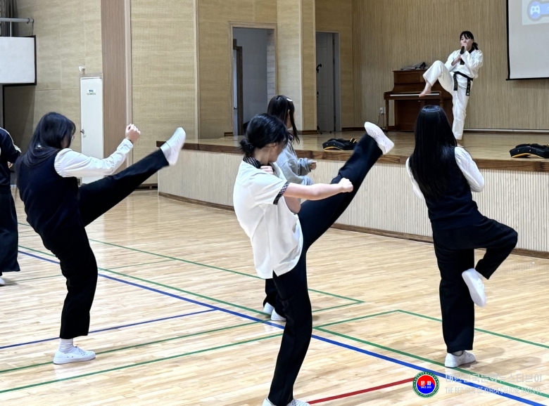 기사 2025.12.16.(화) 1-1 사진 1 태권도 진로 체험 프로그램에 참가한 학생들이 전자 타격 도구를 활용한 체험 전 발차기를 배우고 있다.jpg