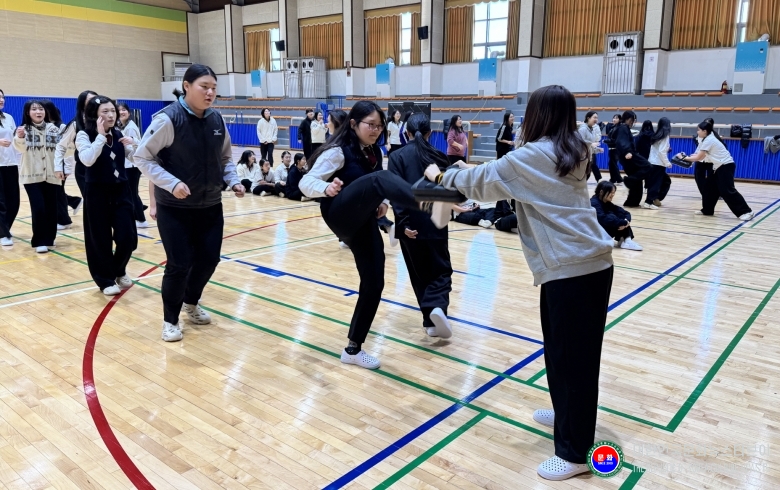 기사 2025.12.16.(화) 1-2 사진 2 태권도 진로 체험 프로그램에 참가한 학생들이 전자 타격 도구를 활용한 발차기를 체험하며 반 대항전을 펼치고 있다.jpg