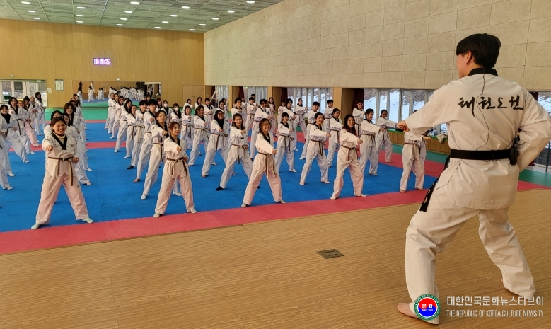 기사 2025.12.18.(수) 1-3 사진 3 전북대학교 필링코리아에 참가한 외국인 유학생들이 태권도원 평원관에서 태권도 체험 프로그램을 진행하고 있다.jpg