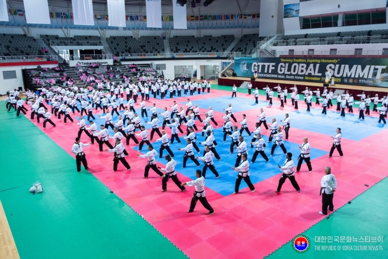 기사 2025.12.18.(수) 1-4 사진 4 글로벌 싱크 탱크 서밋 2025 행사 참가자들이 태권도원 티1(T1)경기장에서수련을 하고 있다.jpg