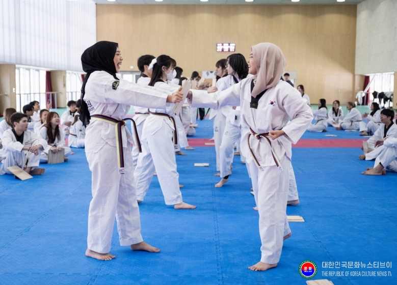 기사 2025.12.18.(수) 1-1 사진 1 전북대학교 필링코리아에 참가한 외국인 유학생들이 태권도원 평원관에서 태권도 체험 프로그램을 진행하고 있다(격파 체험).jpg