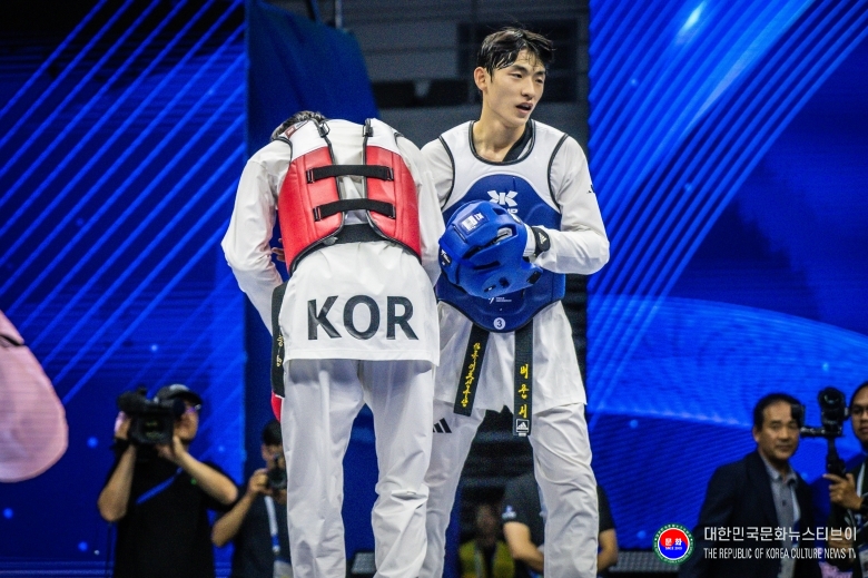 기사 2025.08.30.(토) 1-1 사진 1 남자 -58kg급 배준서(청) 선수와 김종명(홍) 선수.jpg