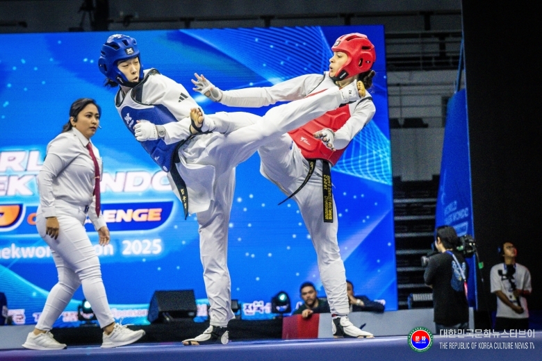 기사 2025.08.31.(일) 3-1  사진 1. 여자 –57kg급 결승전 김유진(청) M. 파체코(홍).jpg