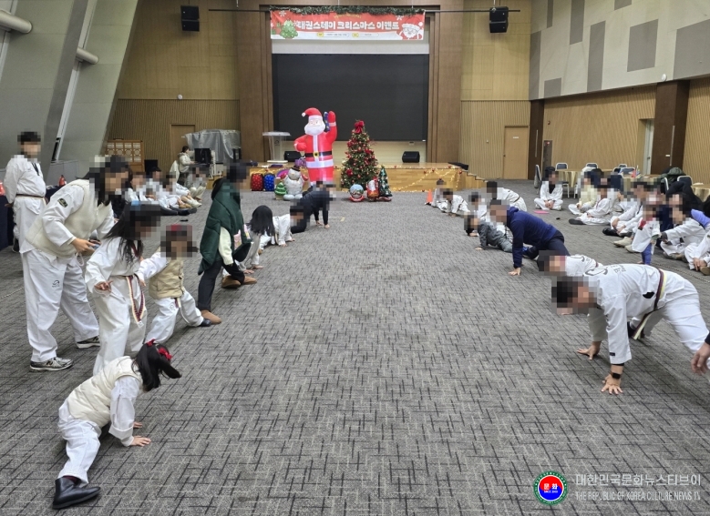 기사 2026.01.07.(수) 1-5 사진 5 태권스테이 크리스마스 이벤트 참가자들이‘공동체 놀이’에 참가하고 있다(장소 태권도원 나래홀).jpg