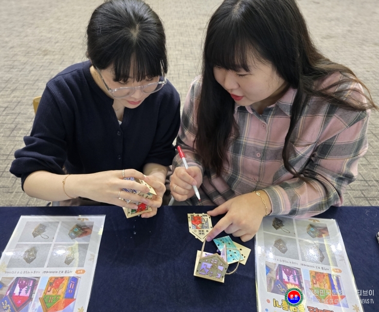 기사 2026.01.07.(수) 1-2 사진 2 태권스테이 크리스마스 이벤트에 참가 해 ‘크리스마스 등  만들기’ 체험을 하고 있다(장소 태권도원 나래홀).jpg