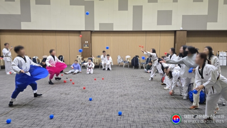 기사 2026.01.07.(수) 1-4 사진 4 태권스테이 크리스마스 이벤트 참가자들이‘공동체 놀이’에 참가하고 있다(장소 태권도원 나래홀).jpg