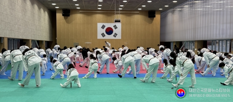 기사 2026.01.07.(수) 1-1 사진 1  태권스테이 힐링태권체조를 하기 전, 준비운동을 하고 있다(장소 태권도원 평원관).jpg