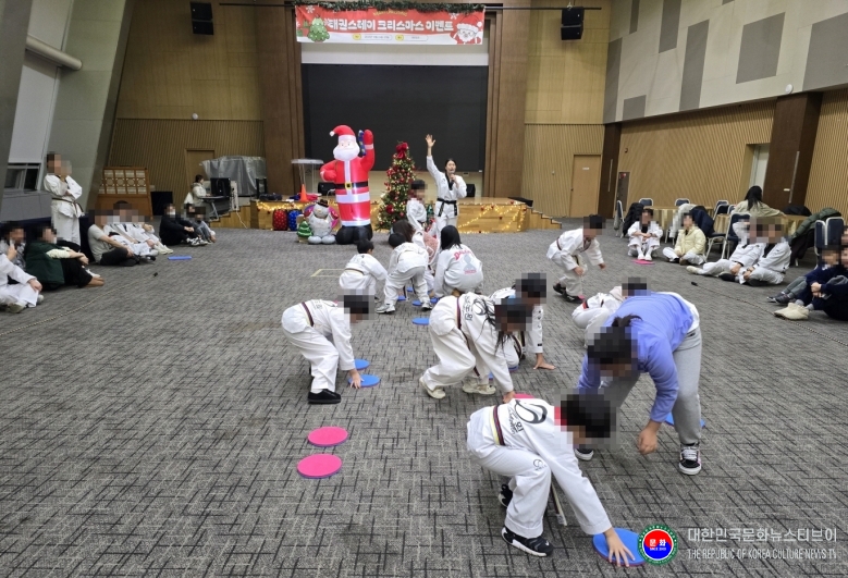 기사 2026.01.07.(수) 1-3 사진 3 태권스테이 크리스마스 이벤트 참가자들이‘공동체 놀이’에 참가하고 있다(장소 태권도원 나래홀).jpg