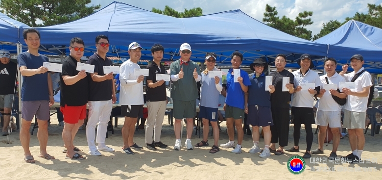 기사 2025.09.01.(월) 1-12 사진 12 김평 회장이 체육대회 입상팀에게 시상금 수여 후 기념촬영 모습_2025년 경기도태권도협회 지도자연수교육 체육대회_강원도 동해시 망상해수욕장 .jpg