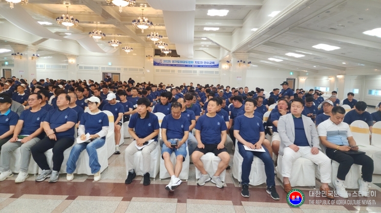 기사 2025.09.01.(월) 2-4 사진 4 김평 경기도태권도협회 회장 특강을 경청하고 있는 참가자 모습_2025 경기도태권도협회 지도자연수교육_강원도 동해시 동해보양온천 컨벤 .jpg