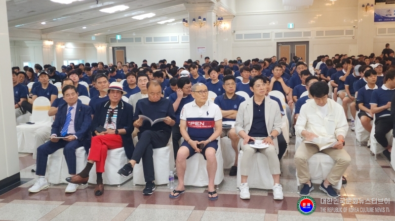 기사 2025.09.01.(월) 2-3 사진 3 김평 경기도태권도협회 회장 특강을 경청하고 있는 참가자 모습_2025 경기도태권도협회 지도자연수교육_강원도 동해시 동해보양온천 컨벤션호텔 .jpg
