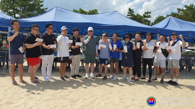 기사 2025.09.01.(월) 4-2 사진 2 김평 회장과 함께 시상 후 입상팀이 기념촬영 하고 있다  .jpg