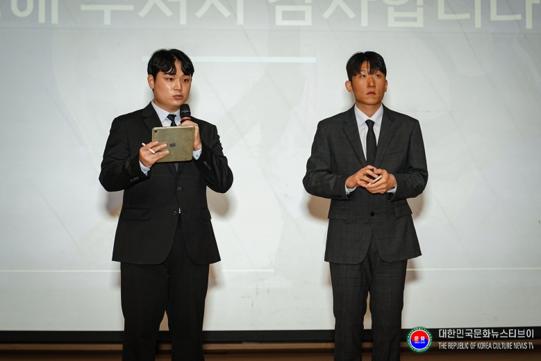 기사 2026.08.31.(월) 1-2  사진 3_최우수상 수상자인 이재원(좌), 이창훈(우) 학생의 발표 장면.jpg