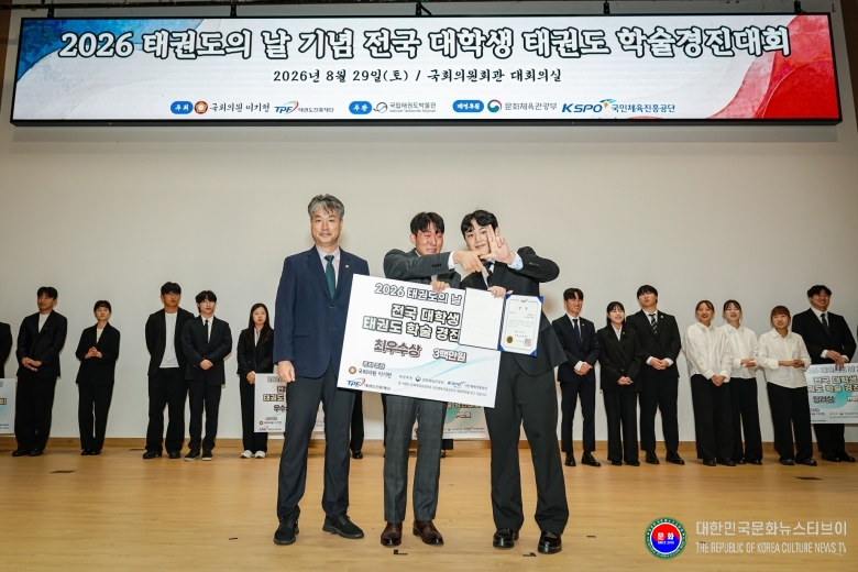 기사 2026.08.31.(월) 1-2  사진 2_최우수상 수상(좌측부터 김중헌 태권도진흥재단 이사장, 이창훈 학생, 이재원 학생 순).jpg