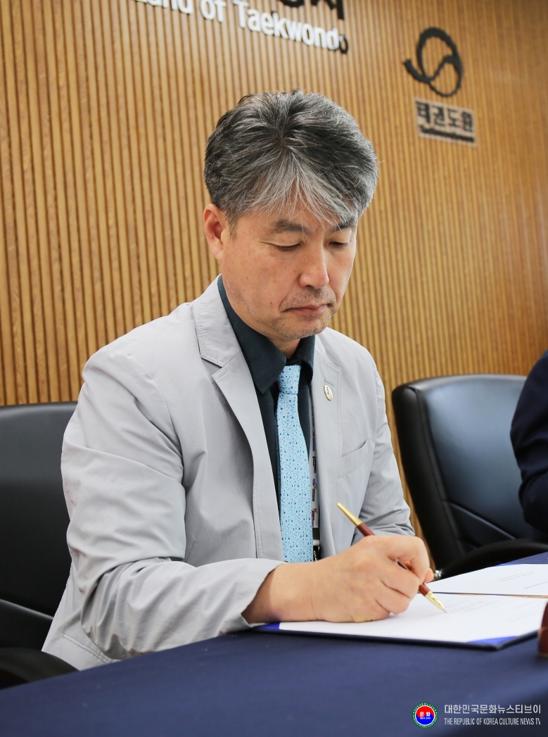 기사 2026.09.06.(일) 2-2 사진 2 태권도진흥재단 김중헌 이사장이 _2027세계버추얼태권도선수권대회_유치 협의를 위한 서명을 하고 있다.jpg