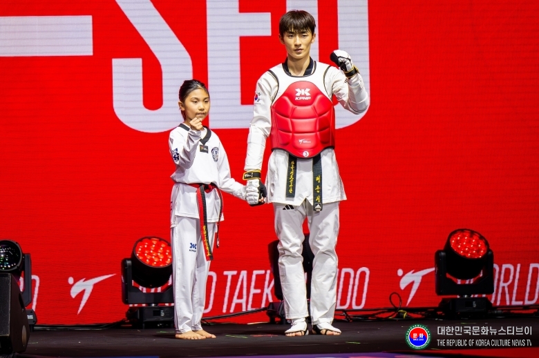 기사 2026.09.06.(일) 3-3 사진 3. 무주 태권도원 2026 세계 태권도 그랑프리 시리즈 남자 -58kg급 결승전에 입장하고 있는 배준서.jpg