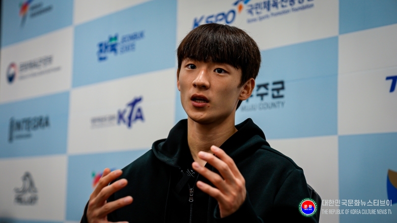기사 2026.09.06.(일) 3-2 사진 2. 시상식 후 인터뷰를 하고 있는 배준서.jpg