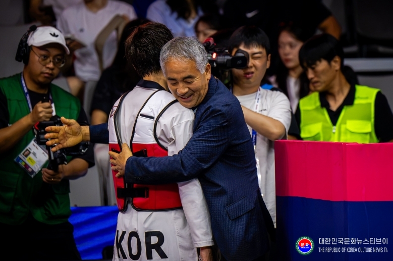 기사 2026.09.06.(일) 3-4 사진 4. 우승 후 염관우 감독이 배준서를 안으며 기뻐하고 있는 장면.jpg