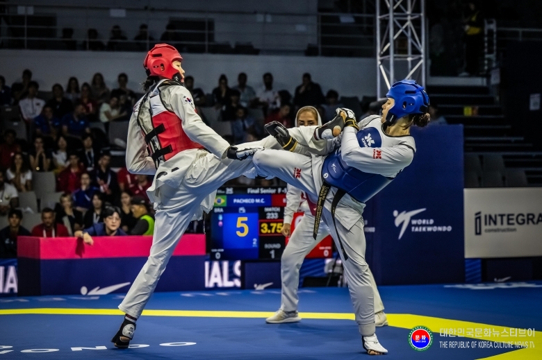 기사 2026.09.06.(일) 5-2 사진 2 김유진(왼쪽)이 ‘무주 태권도원 2026 세계태권도 그랑프리 시리즈’ 여자 57㎏급 결승에서 마리아 클라라 파셰쿠를 상대로 공격을 펼치고 있다  .JPG