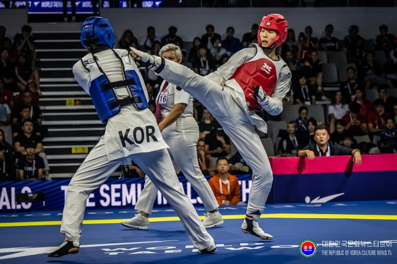 기사 2026.09.06.(일) 5-3 사진 3  곽민주(왼쪽)가 ‘무주 태권도원 2026 세계태권도 그랑프리 시리즈’ 여자 67㎏급 준결승에서 중국의 싱자니를 상대로 경기를 펼치고 있다. .JPG
