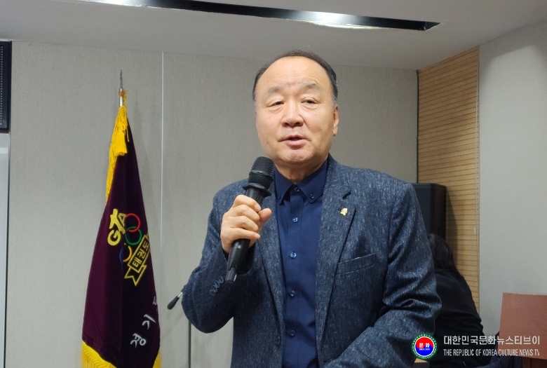 기사 2026.01.16.(금) 2-8 사진 8 2025년도 경기도태권도협회 결산이사회  후 재단법인 GTAF 이영선 상임이사가 사업 설명회를 하고 있다..jpg