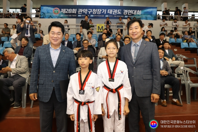 기사 2026.07.14.(화) 1-7 사진 7_2026년 6월 27일(토) 서울대학교 종합체육관(실내체육관)에서 개최한 제28회 관악구청장기 태권도경연대회 박준희 관악구청장, 최훈민 서울관악구태권도협회 회장이 선수와 함께 기념 촬영하고있다. .jpg