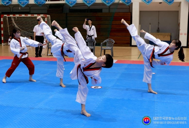 기사 2026.07.14.(화) 1-5 사진 5_2026년 6월 27일(토) 서울대학교 종합체육관(실내체육관)에서 개최한 제28회 관악구청장기 태권도경연대회 품새 경연 모습 .jpg