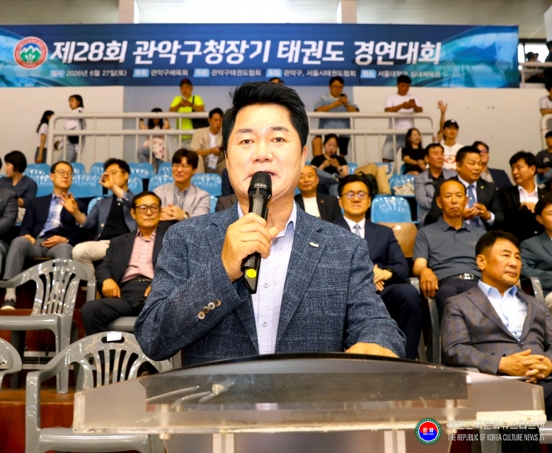 기사 2026.07.14.(화) 1-1 사진 1_박준희 관악구청이 제28회 관악구청장기 전국 태권도대회에서 축하를 하고 있다. 2026년 6월 27일(토) 서울대학교 종합체육관(실내체육관) .jpg