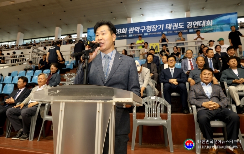 기사 2026.07.14.(화) 1-2 사진 2_최훈민 서울관악구태권도협회 회장이 2026년 6월 27일(토) 서울대학교 종합체육관(실내체육관)에서 개최한 제28회 관악구청장기 태권도경연대회에서 대회사를 하고 있다.  .jpg