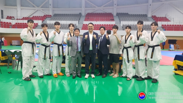 기사 2026.07.10.(금) 2-5 사진 5_경기도태권도협회 김평 회장과 함께 제107회 전국체육대회 태권도 경기도 대표 최종 선발전 입상자와 기념 촬영 사진 .jpg