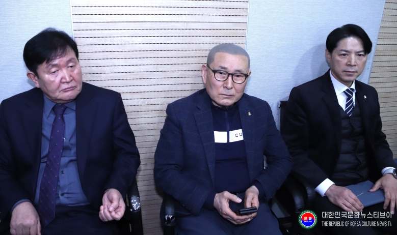 기사 2026.01.23.(금) 3-5 사진 5 2026년도 경기도태권도협회 정기 대의원총회 김종욱 부회장, 김규필 상임이사_사단법인 태권도공제회 황인식 상임이사.JPG