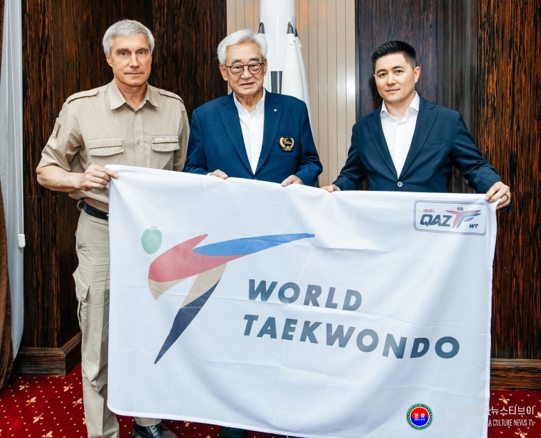 기사 2026.09.15.(화) 2-1 사진 1_왼쪽부터 세르게이, 조정원 세계태권도연맹 총재, 쿠드랏 카자흐스탄 협회장.jpg
