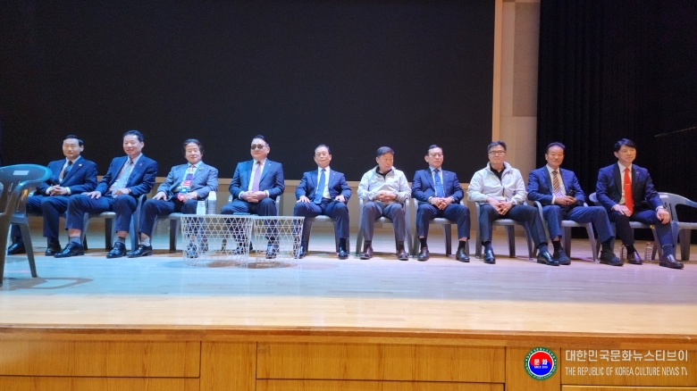 기사 2026.09.12.(토) 1-2 김정록 수석 주필_김평 경기도태권도협회 회장과 임원진이 제37회 경기도 생활체육대축전 2026 가평_태권도 경기를 관전하고 있다1.jpg