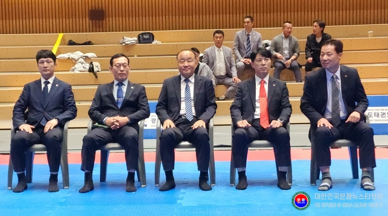 기사 2026.09.12.(토) 1-6 사진 6_김정록 수석 주필_김평 경기도태권도협회 회장과 임원진이 제37회 경기도 생활체육대축전 2026 가평_태권도 경기 시상자 사진 _. _.jpg