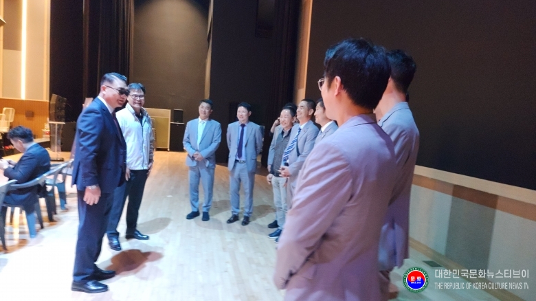 기사 2026.09.12.(토) 1-4 사진 4_ 김정록 수석 주필_김평 경기도태권도협회 회장이 제37회 경기도 생활체육대축전 2026 가평_태권도 경기 참가자 격려하고 있다. .jpg