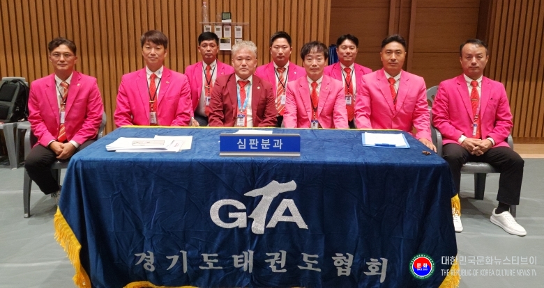 기사 2026.09.12.(토) 1-5 사진 5_김정록 수석 주필_김평 경기도태권도협회 회장과 임원진이 제37회 경기도 생활체육대축전 2026 가평_태권도 경기 심판진 .jpg