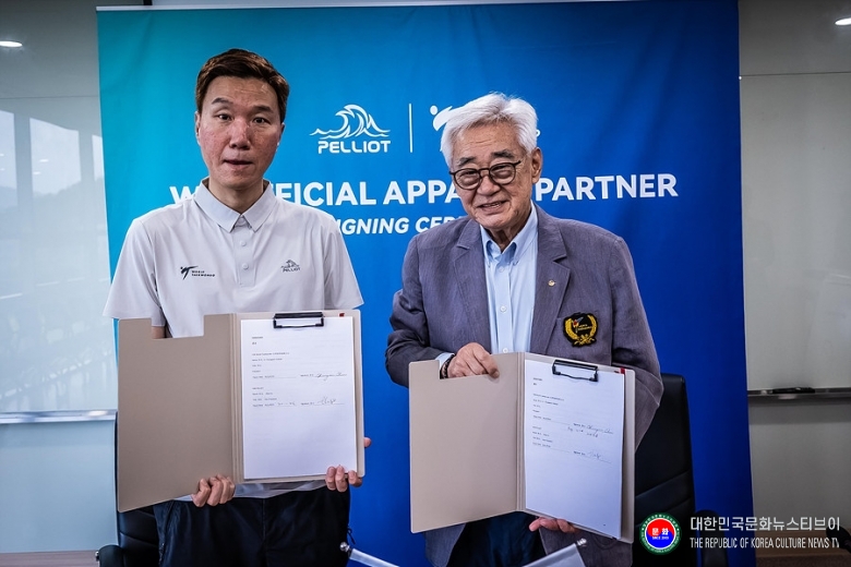 기사 2026.09.15.(화) 3-1 사진 1_자오 러 PELLIOT 그룹 부총재(왼쪽)와 조정원 총재가 기념촬영을 하고있다.jpg