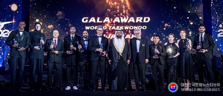 기사 2026.02.03.(화) 5-1 사진 1_WT 세계태권도연맹 2025 갈라어워즈 왼쪽에서 7번째)후자이라 왕세자와 조정원총재 그리고 각부문 수상자들.jpg