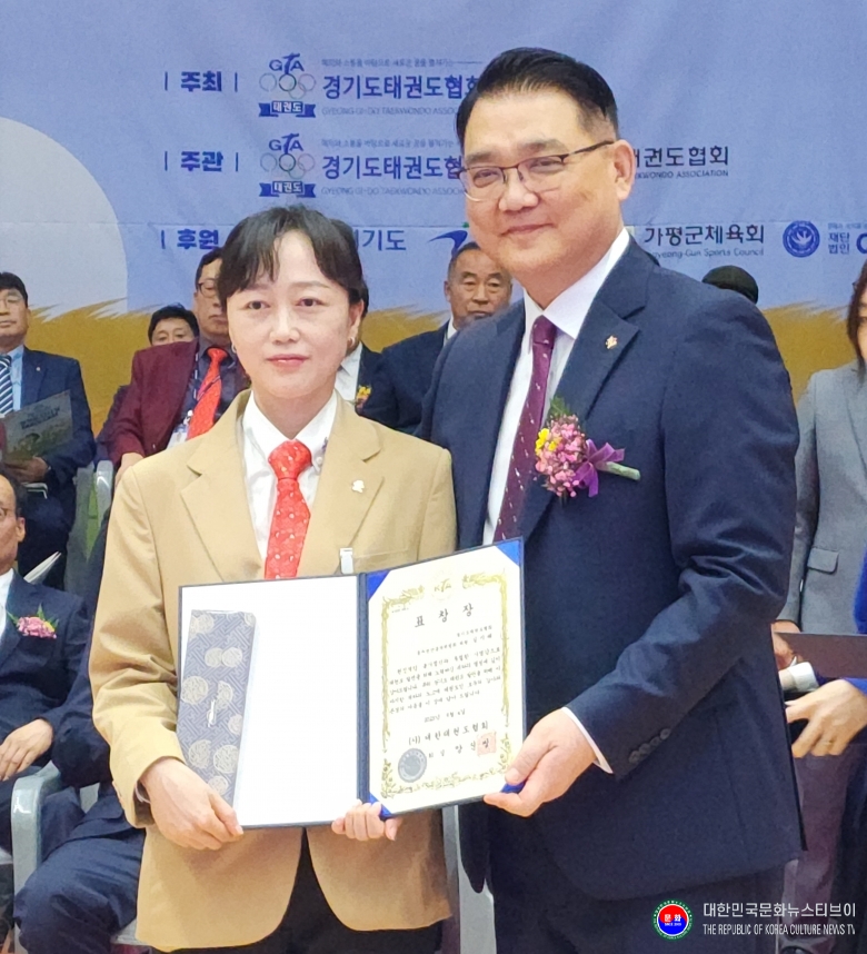 기사 2025.09.05.(금) 5-1  사진 이미정 경기도태권도협회 기술전문위원회 여성분과 부위원장 대한태권도협회장상 수상 기념 촬영 사진 .jpg