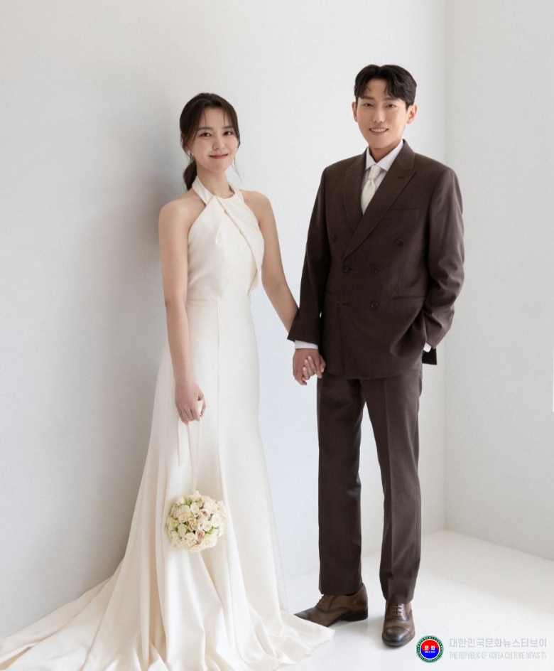 기사 2025.09.14.(일) 1-1 사진 1 이근창 전 국기원 사무처장 차녀 이즌은 양 결혼식 신부 이즈은, 신랑 김우중 사진  .jpg